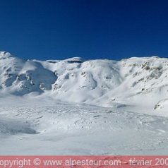 pelouse0209106 4 images, Taille: 10000 x 2385, FOV: 184.04 x 43.90, RMS: 3.07, Lentille: Standard, Projection: Sphérique, Couleur: LDR