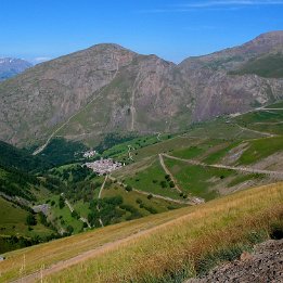 emparis%25202008%2520014 Le village de Besse au loin